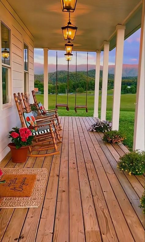 New House Inspiration, Houses In Tennessee, 70s Farmhouse, Beautiful Country Homes, Nostalgic House, Country House Aesthetic, Old Country Home, Dream House Country, Old Country House