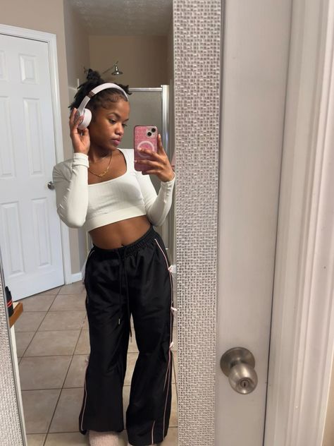 comfy outfit black women trackpants Outfit Black Women, Comfy Outfit, Outfit Black, Comfy Outfits, Track Pants, Put Together, Black Women, How To Wear, Clothes