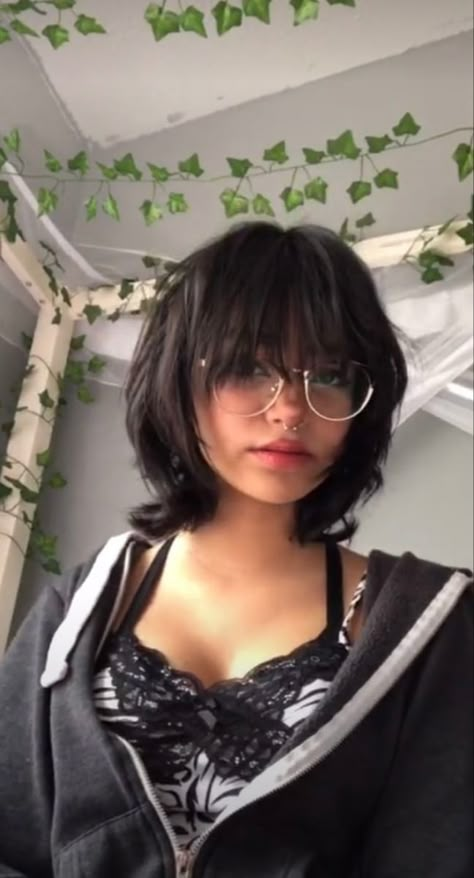 Short Emo Haircuts For Women, Wolf Cut Short Hair With Round Face, Shizuku Haircut, Aesthetic Haircuts Medium, Cute Short Haircuts For Round Faces, Short Wolf Cut With Bangs, Emo Haircuts For Girls, Short Emo Haircuts, Short With Bangs