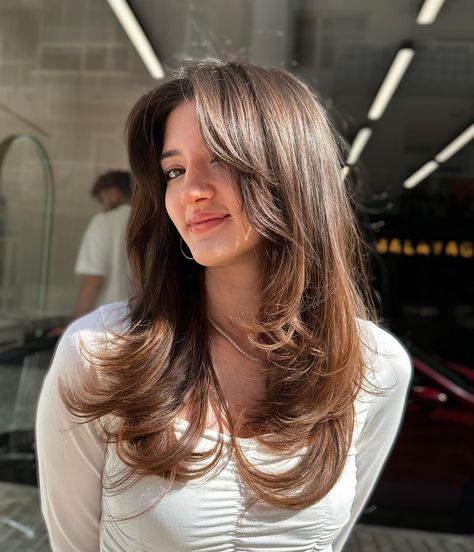 Discover the hottest face framing layers looks that are trending now! From sleek bobs to tousled waves, find your perfect style inspiration here. Click the article link for more photos and inspiration like this // Photo Credit: Instagram @berkaydmryk1 // #faceframinglayers #faceframinglayerslonghair #faceframinglayerslongstraighthair #faceframinglayersmediumhair #faceframinglayersstraighthair #hair #hairart #haircolor Round Face Framing Layers With Curtain Bangs, Hairstyles Face Framing Layers, Hair That Frames Face, Hair Cuts Face Framing Long Layers, Layers Haircut Not Styled, Medium Length Layers Face Framing, Face Frames For Medium Hair, Forehead Bangs With Layers, Front Frame Layers