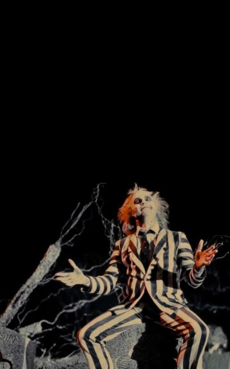 Beetlejuice Wallpaper Aesthetic, Horror Lockscreen, Beetlejuice Wallpaper, Spooky Halloween Wallpaper, Season Wallpapers, Spooky Wallpapers, Beetlejuice 2, Beetlejuice Cartoon, Imprimibles Halloween