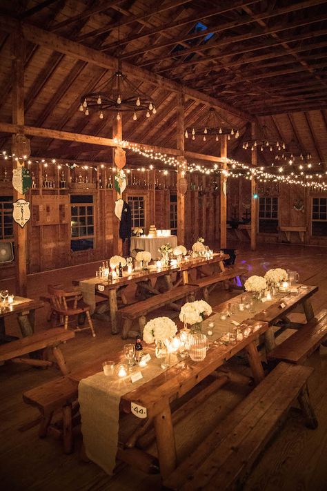 Farmhouse Wedding Ideas Outside, Rustic Wedding Party Table, Rustic Wedding Indoor Reception, Barnhouse Wedding Rustic, Country Style Wedding Reception, Country Themed Quinceanera, Outdoor Country Wedding Reception, Rustic Tent Decor, Country Party Ideas Decoration