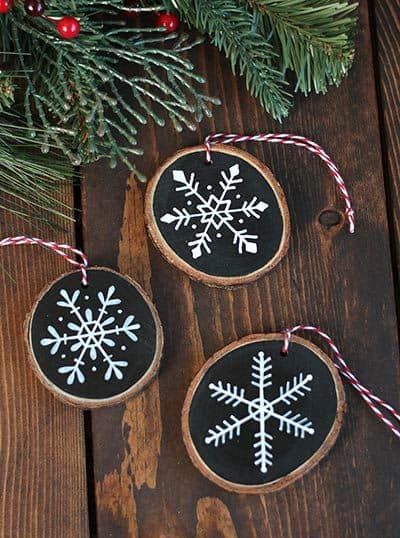 Winter Ornaments, Wood Slice Ornament, Wood Christmas Ornaments, Rustic Christmas Tree, Painted Ornaments, Hand Painted Ornaments, Winter Diy, Christmas Ornament Crafts, Snowflake Ornaments