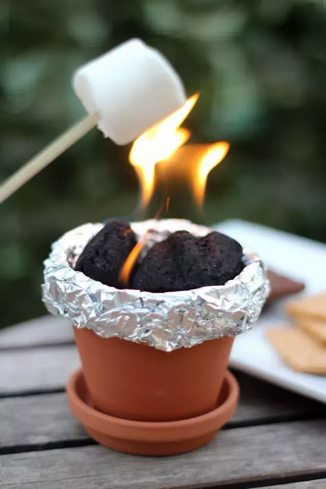 DIY Mini S'mores Terra Cotta Fire Pit | eHow Smores Fire Pit, Fire Pit Ideas Outdoor, Fire Pit Food, Mini Fire Pit, Fire Pots, Tabletop Firepit, Chocolate Graham Crackers, Fire Pit Ideas, Roasting Marshmallows