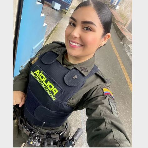 policias hermosas lindas 💟💚🇨🇴 on Instagram: "De dónde me saludan amores 💋 @karimecamera Sigan mis otras cuentas ---->@patrulleras_de_policia @sexys_oficiales @policias_5.8_para_ti  @militares_hermosas_y_sexys @policias_sexys @mujer_policia_de_colombiana @las_policias_bellas . #policiales#ponal#verdeoliva#policiadeloscolombianos#patrulleras#mipatru#teniente#patrulleradelapolicia#policianacional#ejercito#ejercitonacionaldecolombia#lindascolombianas#policiaslatinas#uniformadasoficiala#unifo Female Army Soldier, Military Hair, Military Woman, Female Police, Female Police Officers, Army Police, Latina Outfits, Army Women, Black Knight