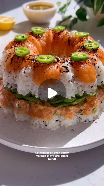 Sushi Pan Recipe, Sushi Rice Cake, Avocado Sushi Cake, Salt Cake, See Food, Sushi Bundt Cake Recipe, Sushi Cake Recipe, Sushi Cakes, Sushi Bundt Cake