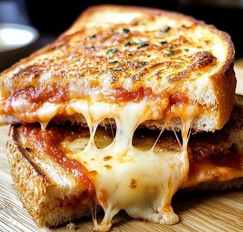 Sandwich Melt, Pizza Grilled Cheese Recipes, Blended Coffee Recipes, Sandwich Melts, Crispy Bread, Pizza Grilled Cheese, Classic Grilled Cheese, Cheesy Pizza, Food Fusion