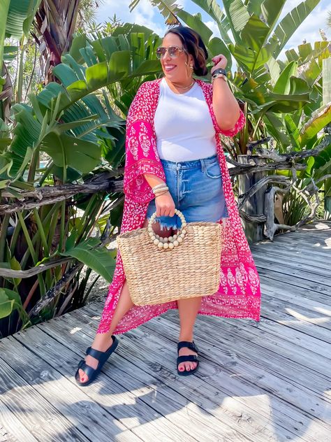 Adorable outfits you need to wear on vacation for Curvy Girls! If you are headed on vacation anytime soon, check out these super simple yet adorable outfits! #fashion #vacation #travel #travelfashion Plus Size Cabo Outfits, Plus Size Key West Outfits, Plus Size Bahamas Cruise Outfits, Plus Size Florida Outfits, Midsize Vacation Outfits Beach, Plus Size Mexico Vacation Outfits, Vacation Outfits Curvy, Outfits For Jamaica Vacation, Cancun Outfits Plus Size