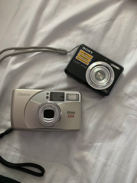 Camera Film Roll Aesthetic, Couple Film Camera, Film Roll Aesthetic, Film Camera Drawing, Film Camera Tattoo, Film Camera Filter, Film Camera Pictures, Camera Film Roll, Aesthetic Film Camera