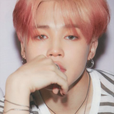 jimin pink hair icon Theme Rp Soft Purple, Jimin Pink Hair, Jimin Pink, Jimin Hair, Jimin Icons, Hair Icon, Body Picture, Famous Celebrities, Foto Bts