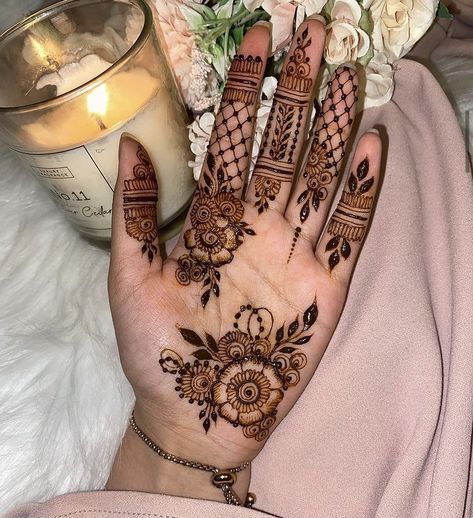 Simple Henna Designs Hand, Mehndi Designs Simple, Front Mehndi Design, Mehndi Outfit, Palm Mehndi Design, Henna Designs Wrist, Designs Mehndi, Tato Henna, Eid Mehndi Designs