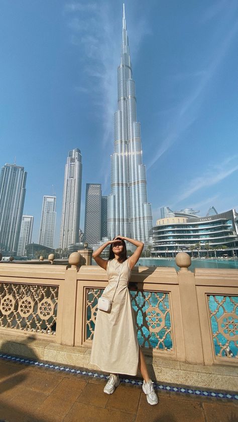 Uae Travel Outfits, Outfit Inspo For Dubai Trip, Cute Outfits For Dubai, Photography Poses In Dubai, Dubai Mall Photo Ideas, Dubai Vision Board Pictures, Dubai Photo Poses, Photo Ideas In Dubai, Dubai Tourist Outfit