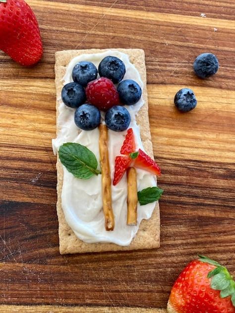 Food Groups Preschool, Comfortable Relationship, Graham Cracker Snacks, Summer Snack Ideas, Bible School Snacks, Social Skills Curriculum, Avoid Overeating, Spring Snacks, Classroom Snacks