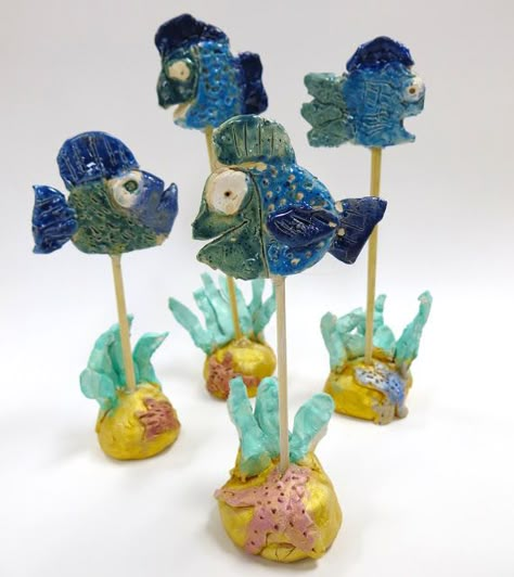 In the Art Room: First Grade clay fish!How to video and instructions with pictures. 5th Grade Art Projects, 1st Grade Art Projects, Clay Projects For Kids, Classe D'art, Cassie Stephens, First Grade Art, Hantverk Diy, 1st Grade Art, Clay Fish