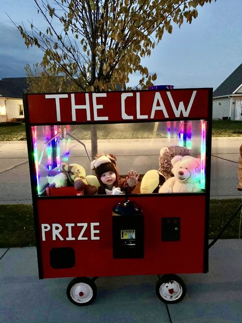 Stroller Costume Ideas, Claw Machine Costume, Baby Stroller Costume, Stroller Halloween, Stroller Halloween Costumes, Wagon Halloween Costumes, Stroller Costume, Family Themed Halloween Costumes, Cool Monkey