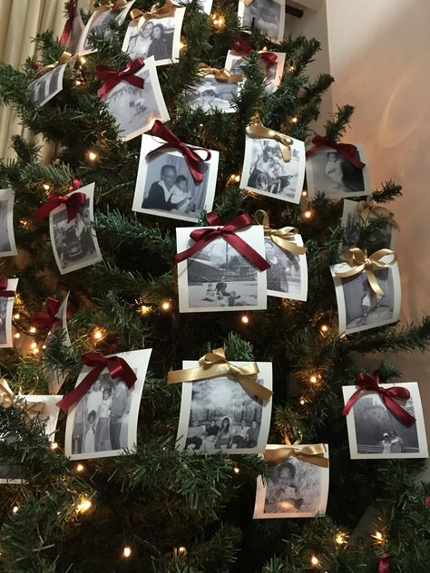 Christmas Tree Photo Decorations, Christmas Tree Picture Ornaments, Christmas Tree With Polaroids, Polaroid Tree Christmas, Professional Christmas Decorating, Christmas Decor For Walls Living Rooms, Picture Frames On Christmas Tree, Pictures On Christmas Tree, Christmas Tree In Classroom