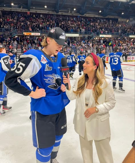 Sports Interview Aesthetic, Women Sports Broadcaster, Future Careers Aesthetic, Hockey Journalist Aesthetic, Female Sports Reporters, Sports Journalism Aesthetic Hockey, Sports Management Career Aesthetic, Sideline Reporter Outfits, Sports Reporter Outfit