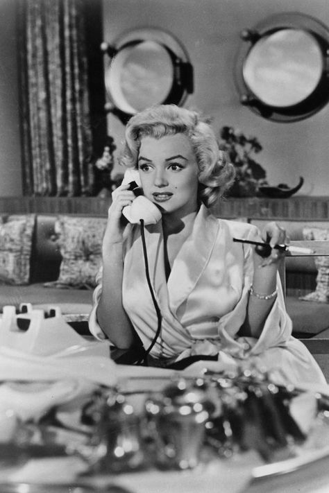 Marilyn Monroe Vintage Photos - Marilyn Monroe Birthday - Elle #marilyn #marilynmonroe Istoria Artei, Marilyn Monroe Fashion, Black And White Photo Wall, Black And White Picture Wall, Fotografi Vintage, Gentlemen Prefer Blondes, Portrait Photos, Marilyn Monroe Photos, On The Phone