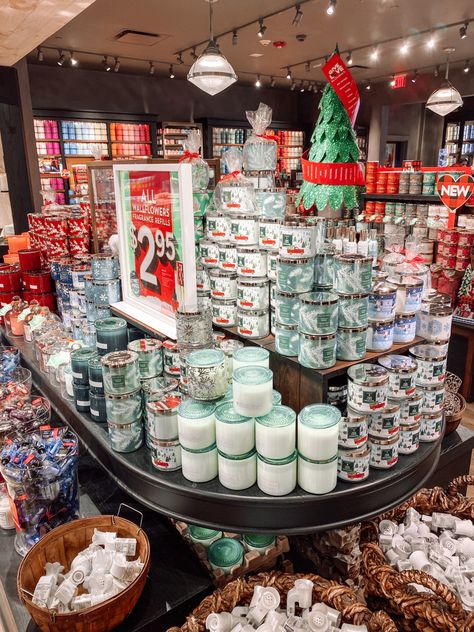 Christmas Shower Aesthetic, Christmas Gifts Astethic, Bath Body Works Aesthetic, Winter Bath And Body Works, Fall Bath And Body Works, Christmas Bath And Body Works, Bath And Body Works Christmas Aesthetic, Christmas Candles Aesthetic, Bath And Body Works Aesthetic