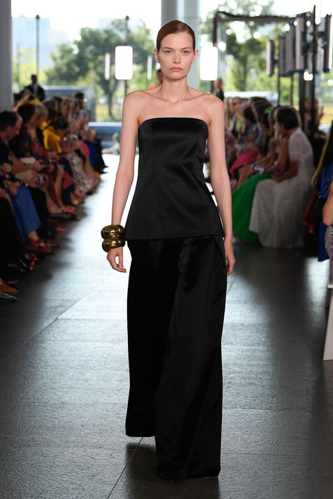 Chic Outfit Ideas, 2024 Spring Summer, Chic Outfit, Fashion Runway, 2024 Collection, Carolina Herrera, Spring 2024, Dress Code, New York Fashion Week