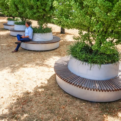 Green Circular Benches are mobile seating elements with a spacious tree planter in the centre. The circular bench has a seat comprising hardwood slats.      #Design #Outdoor #Streetfurniture #Green #Bench #Planter #Seating #Circular Boom Bank, Free Landscape Design Software, Landscape Design Software, Tree Planters, Backyard Seating, Easy Landscaping, Urban Furniture, Landscape Architecture Design, Landscaping Tips