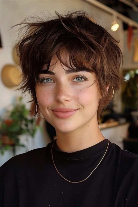 24 Exquisite Feathered Bangs Too Good to Miss in 2024! Shaggy Short Hair, Shaggy Hair, Hair Inspiration Short, Messy Short Hair, Funky Hairstyles, Short Hair Haircuts, Hairstyles For Women, Short Haircuts, Short Hair Cuts For Women