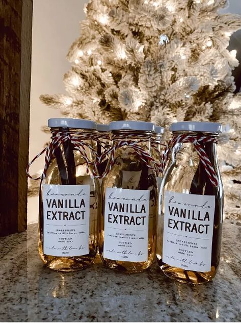 Homemade Vanilla Extract | Foodtalk Homemade Vanilla Extract, Christmas Baskets, Cute Christmas Gifts, Homemade Vanilla, Homemade Christmas Gifts, Handmade Christmas Gifts, Christmas In July, Homemade Christmas, Food Gifts