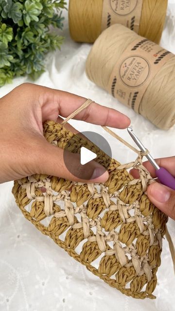 Raffia Bags Crochet, Crochet Raffia Bag Tutorial, Rafia Bags Crochet Pattern, Raffia Crochet Bag, Crochet Raffia Bag, Crochet Backpack Pattern, Raffia Crochet, Half Double Crochet Stitch, Crochet Backpack