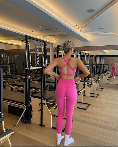 Hot Pink Gym Outfit, Bright Gym Outfit, Women Active Wear Outfits, Colourful Gym Outfit, Bright Workout Outfits, Colourful Activewear, Cute Workout Fits, Gym Princess, Pink Workout Outfit