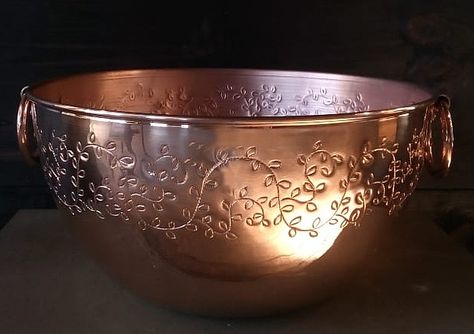 copper mixing bowl with leaves Copper Cookware Set, Tin Interior, Royal Kitchen, Copper Collection, How To Polish Copper, Copper Handles, Copper Design, Copper Cookware, Copper Bowl