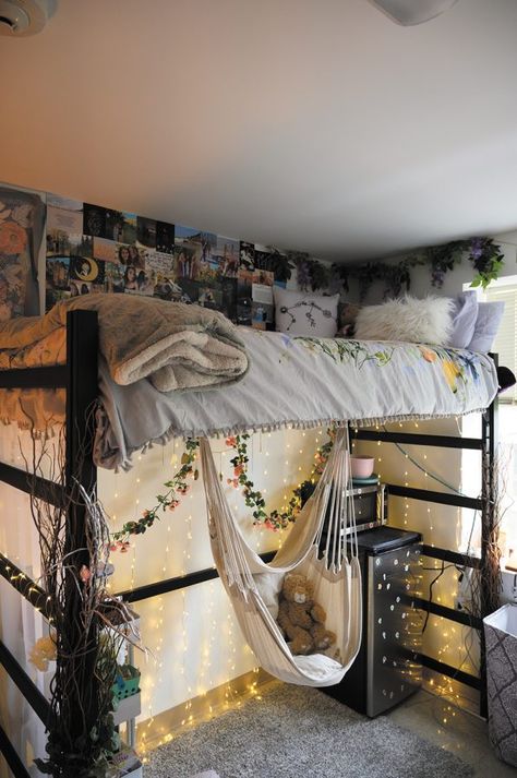 Lofted Dorm Beds, Dorm Decor Ideas, Dorm Room Layouts, College Dorm Room Inspiration, Cozy Dorm Room, Dorm Room Styles, Dorm Inspiration, Dream Bedroom Inspiration, College Dorm Room Decor