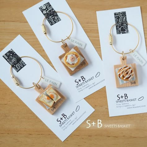 Keychain Packaging, Jewelry Packaging Diy, Keychain Display, Bracelet Packaging, Clay Keychain, Packaging Diy, Packaging Ideas Business, Handmade Packaging, Clay Art Projects