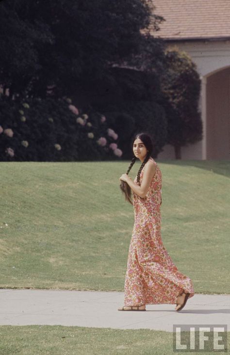 High school fashions (maxi dress and braids), LIFE magazine, 1969. Photo by Arthur Shatz. 60s Fashion Vintage, 70s Streetwear, Street Style Vintage, Daisy Jones And The Six, 60s 70s Fashion, 70s Maxi Dress, Fashion 70s, Vintage Blog, 70s Inspired Fashion