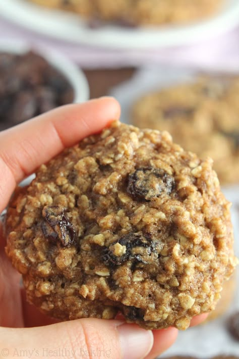 Clean-Eating Oatmeal Raisin Cookies -- these skinny cookies don't taste healthy at all! You'll never need another oatmeal cookie recipe again! Soft Chewy Oatmeal Raisin Cookies, Clean Eating Oatmeal, Low Calorie Oatmeal, Oatmeal Raisin Cookies Healthy, Chewy Oatmeal Raisin Cookies, Oatmeal Cookie Recipe, Cookie Recipe Video, Cookie Recipes Oatmeal Raisin, Oatmeal Raisin Cookies Chewy