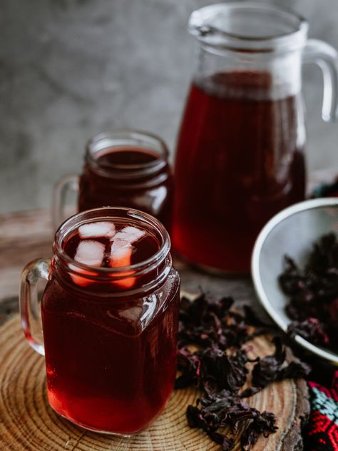 Me encanta beber todo tipo de tés especiales, especialmente té helado. Uno de mis favoritos absolutos es Agua de Jamaica o Hibiscus Tea.