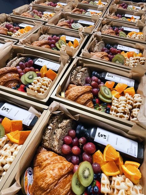 Food In Box Aesthetic, Boxed Breakfast Catering, Breakfast Platter Ideas Mornings For 2, Lunch Box Catering Ideas, Corporate Lunch Boxes Catering, Brunch Box Breakfast Ideas, Corporate Breakfast Catering Ideas, Corporate Lunch Box Ideas, Gourmet Lunch Box Ideas