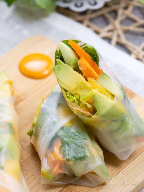 Simple Avocado Rolls with Sriracha Mayo combines the spicy kick of Sriracha mayo, mango, cucumber, carrot, cilantro and lettuce, all wrapped in rice paper. Coconut Dip, Tofu Spring Rolls, Salad Spring, Cucumber Noodles, Quick Easy Lunch, Oil Free Vegan Recipes, Bite Size Snacks, Spicy Peanut Sauce, Healthy Appetizer Recipes