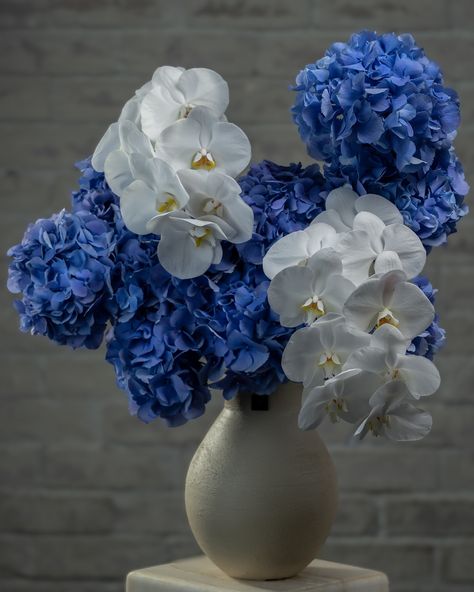 Blue Orchid Bouquet, Art In Bloom, Blue And White Christmas, Flower Boquet, Flower Arrangement Designs, Arrangement Ideas, Wedding Guide, July 11, Table Flowers