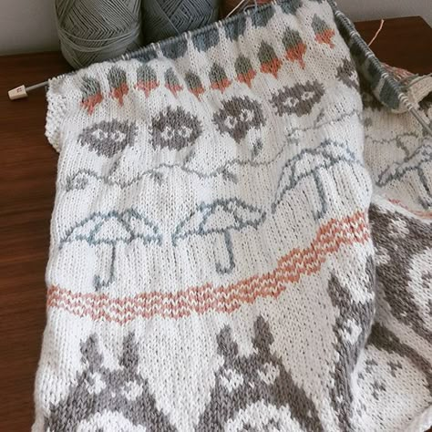 Love Studio Ghibli- especially the film 'My Neighbour Totoro' and couldn't find a blanket I liked online, so I decided to knit one myself! Studio Ghibli Crochet Blanket, Ghibli Knitting, Anime Knitting, Totoro Blanket, Ghibli Crochet, Maglia Fair Isle, Miyazaki Anime, Neighbour Totoro, Cat Bus