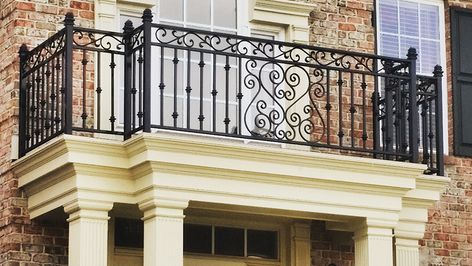 Wrought Iron Balcony Railing, Reling Design, Iron Railings Outdoor, Pagar Modern, Wrought Iron Balcony, Aluminum Railings, Iron Balcony Railing, Balcony Railings, Railing Designs