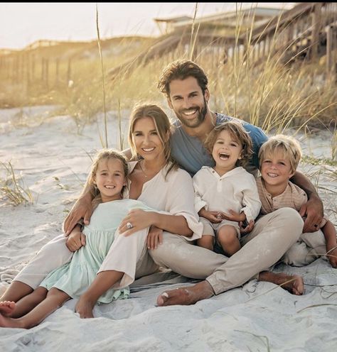 Jessie James Decker Beach Photos, Family Of 5 Beach Photoshoot, Jessie James Decker Family Beach Photos, Beach Family Photos Blue And Green, Christmas Card Beach Photo Ideas, Florida Family Photos, Fall Family Beach Photos, Coastal Family Photos, Beach Holiday Photos