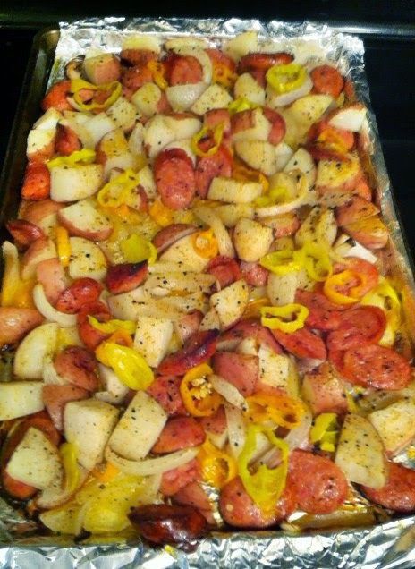 Oven Roasted Sausage, Sausage Potatoes And Peppers, Roasted Sausage, Banana Peppers, Potato Bake, Sausage Potatoes, Stuffed Banana Peppers, Think Food, God Mat