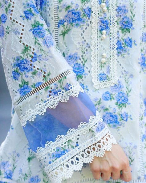 Lace Designs On Suits, Simple Dress Casual, Lace Suit, Lace Dress Design, Neck Designs For Suits, Pakistani Fancy Dresses, Dress Design Patterns, Sleeves Designs For Dresses, Simple Pakistani Dresses