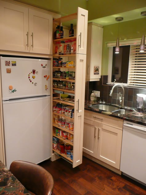 A tall pull out that makes sense!!  The narrow cabinet beside the fridge pulls out to reveal a spice & canned goods pantry. Kitchen Pullout Pantry, Narrow Cabinet Kitchen, Kitchen Pullout, Narrow Pantry, Model Dapur, Narrow Cabinet, Kitchen Storage Hacks, Narrow Kitchen, Pantry Cabinets