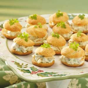 Curried Chicken Cream Puffs Small Sandwiches, Cocktail Party Appetizers, Chicken Puffs, Tea Party Sandwiches, Quick Appetizer, Cream Puff Recipe, Curried Chicken, Party Sandwiches, Mini Quiches