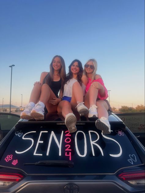 seniors in highschool car chalk art pictures inspo Senior Cars, Car Window Paint, Car Paint Ideas, Senior Year Diy, Seniors 2024, High School Dream, Senior Year Things, Senior Year Ideas, Senior Year Fun