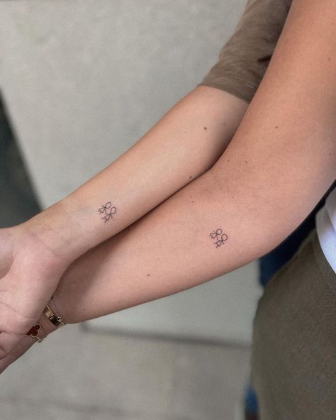 Siblings Tattoo For 3, Matching Tattoos For Siblings, Cute Sister Tattoos, Maching Tattoos, Small Sister Tattoos, Pretty Flower Tattoos, Sister Tattoo Designs, Sisters Tattoo, Small Matching Tattoos