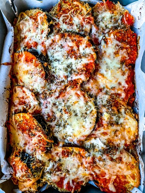 Healthy Eggplant Parmesan Recipe - Everything Delish Easy College Dinners, Healthy Eggplant Recipes, Dill Salad Recipe, Everything Delish, Creamy Hummus Recipe, Eggplant Recipes Healthy, Yummy Nummies, Eggplant Parmesan Recipe, Crockpot Recipes Ground Beef