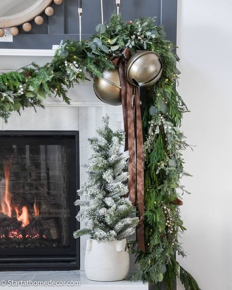 Stylish Ideas Using Brown Christmas Decorations Christmas Decor Ideas Brown, Outside Christmas Decor Ideas, Brown Christmas Decorations, Brown Christmas Decor, Christmas House Decorations, Green Christmas Decorations, Outside Christmas Decor, Family Room Inspiration, Home Office Wall Art