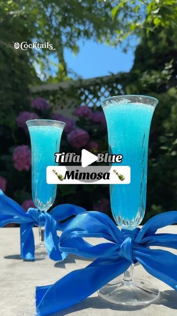 Cocktails (21+ to follow) on Instagram: "Sip into elegance with a blue Tiffany mimosa 💙✨Brunch just got a little more luxurious🥂🍾Feeling blue never tasted so good🙌 #mimosa #prosecco #cocktails #boozybrunch #brunch #tiffanyblue #tiffanymimosa" Blue Bridal Shower Drinks, Blue Mimosa Recipe, Tiffany Mimosa, Blue Mimosa, Bridal Shower Drinks, Mimosa Brunch, Mimosa Recipe, Prosecco Cocktails, Boozy Brunch